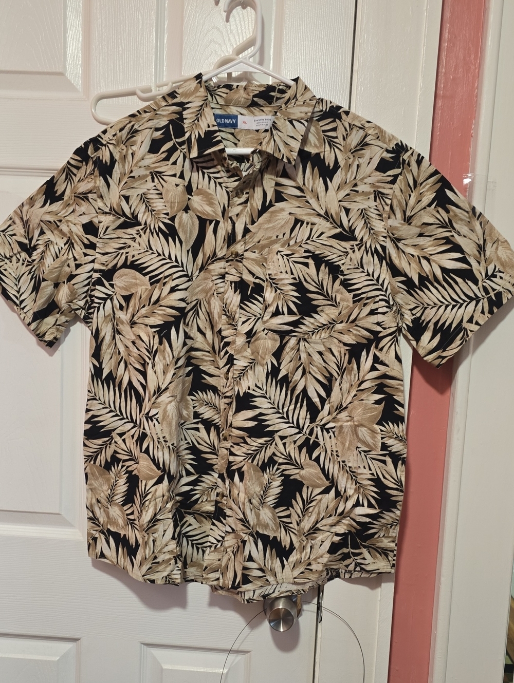 Old Navy Black Short-Sleeve Tropical Leaf Button-Up Shirt with Tan Print
